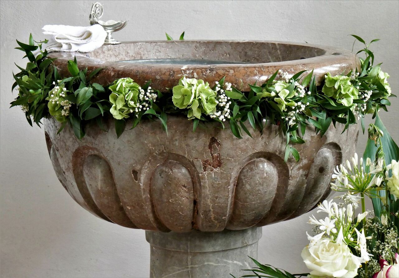 2019 03 26 b291b48b baptismal font 2554096 by roall cc0 gemeinfrei pixabay pfarrbriefservice Copyright Pfarrbriefservice de